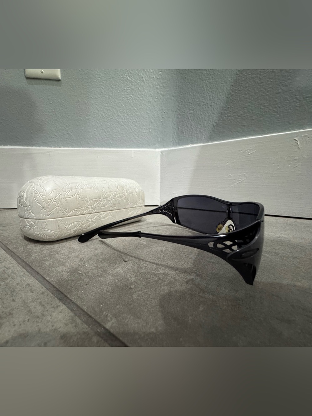 Oakley Dart OO4008 sunglasses featuring a polished black frame with grey lenses - Picture 5 of 15